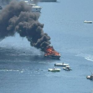 bodrumda denizin ortasindaki tekne alev alev yandi VLyapAGu