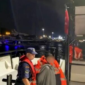 izmirde gezi teknesi batti uc kisi kurtarildi 3H3g3yLq