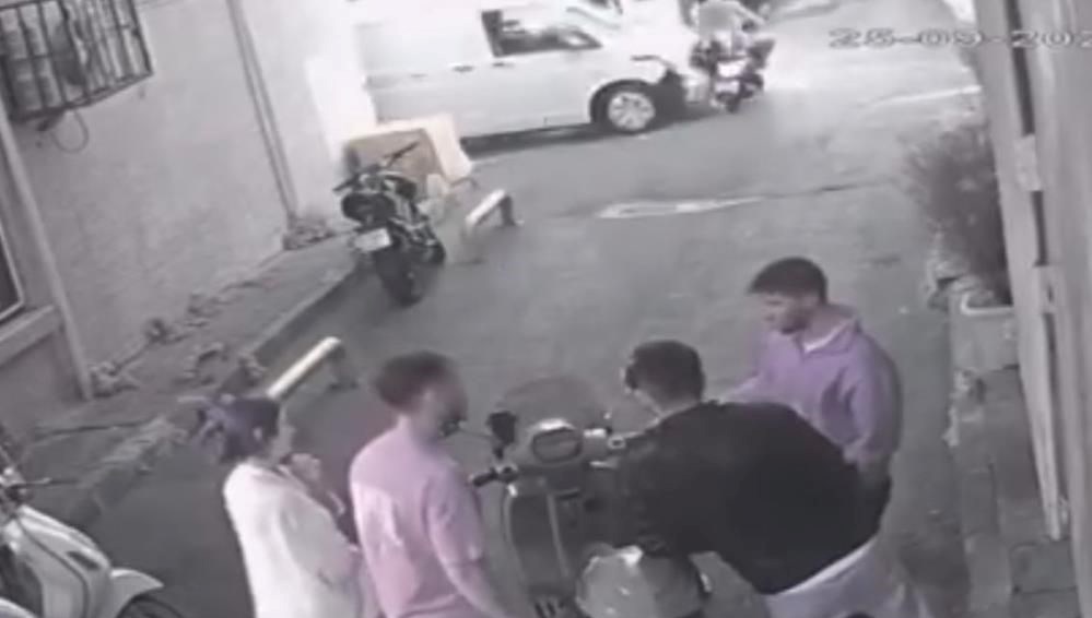 aniden yola cikan motosikletliye kamyonet carpti 3uXaXkUv