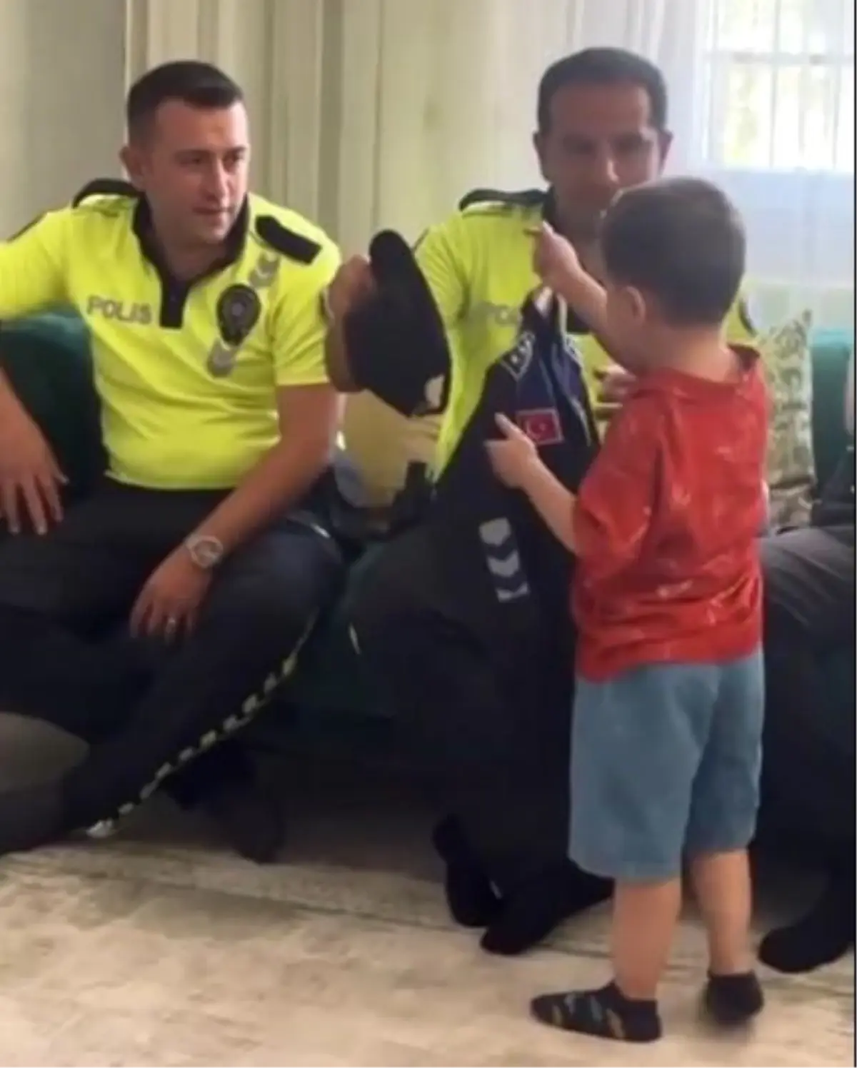minik goktugun polis olma hayali gerceklesti qITPZevn