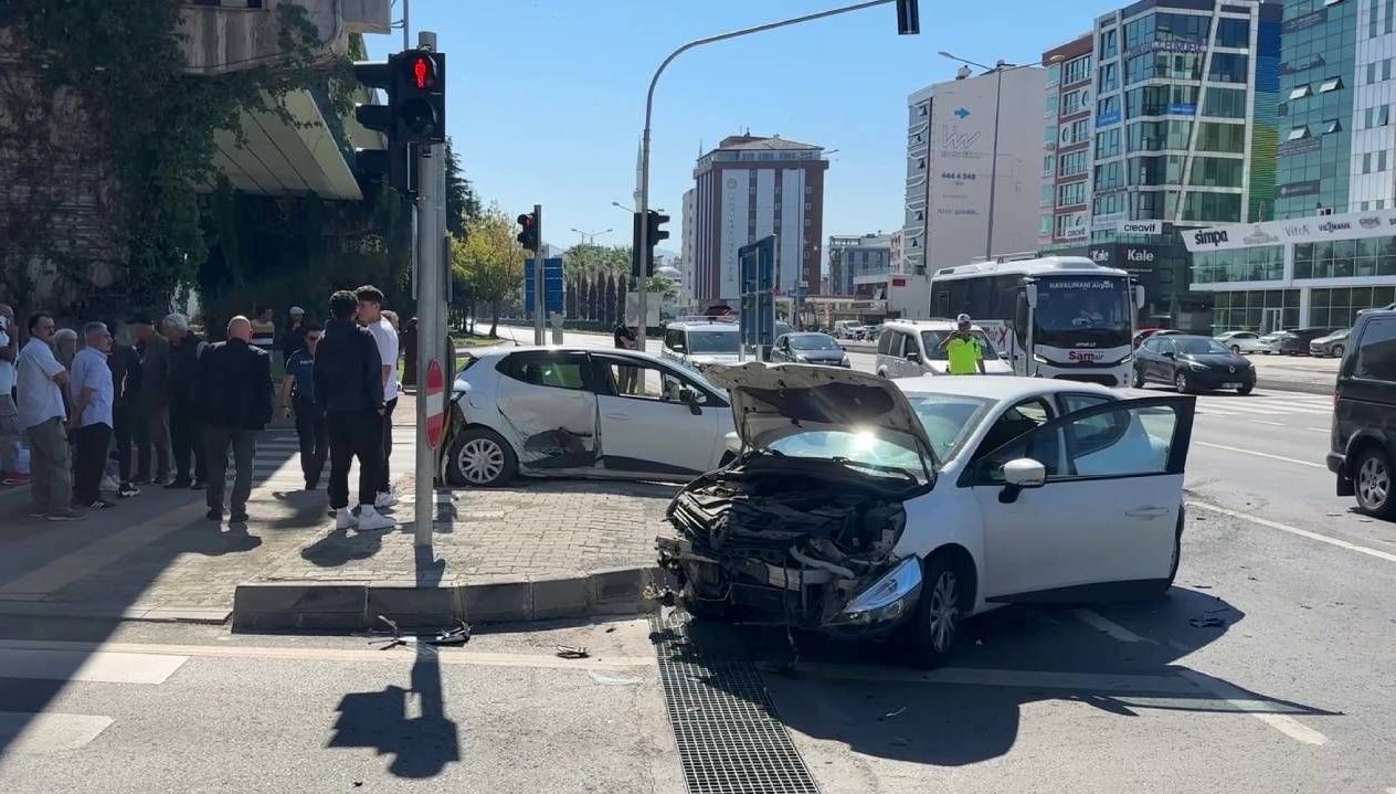 samsunda iki otomobil carpisti XJvQJ63H