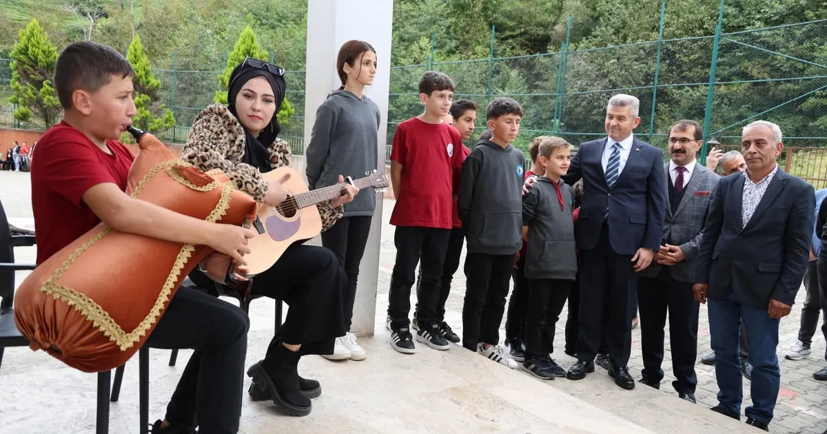 artvinde tulumla karsilanan vali ergunden hali saha istediler 9Sd98BcM.webp