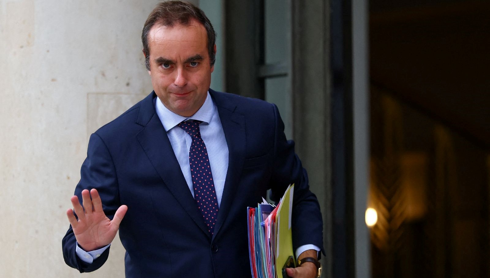 istifa etmisti macron lecornuyu yeniden basbakanliga atadi znMwMdgZ