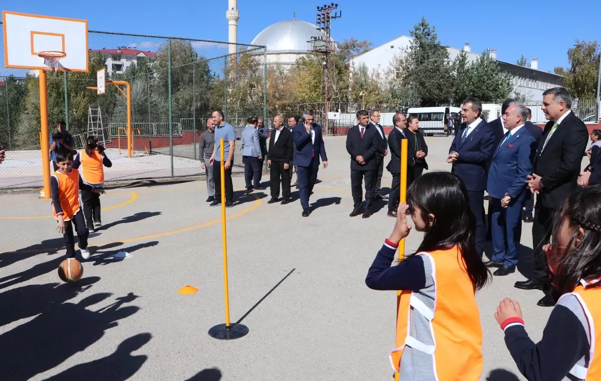 milli egitim bakani yusuf tekin ogrencilerle yakantop oynadi halat cekti qKluiTx5