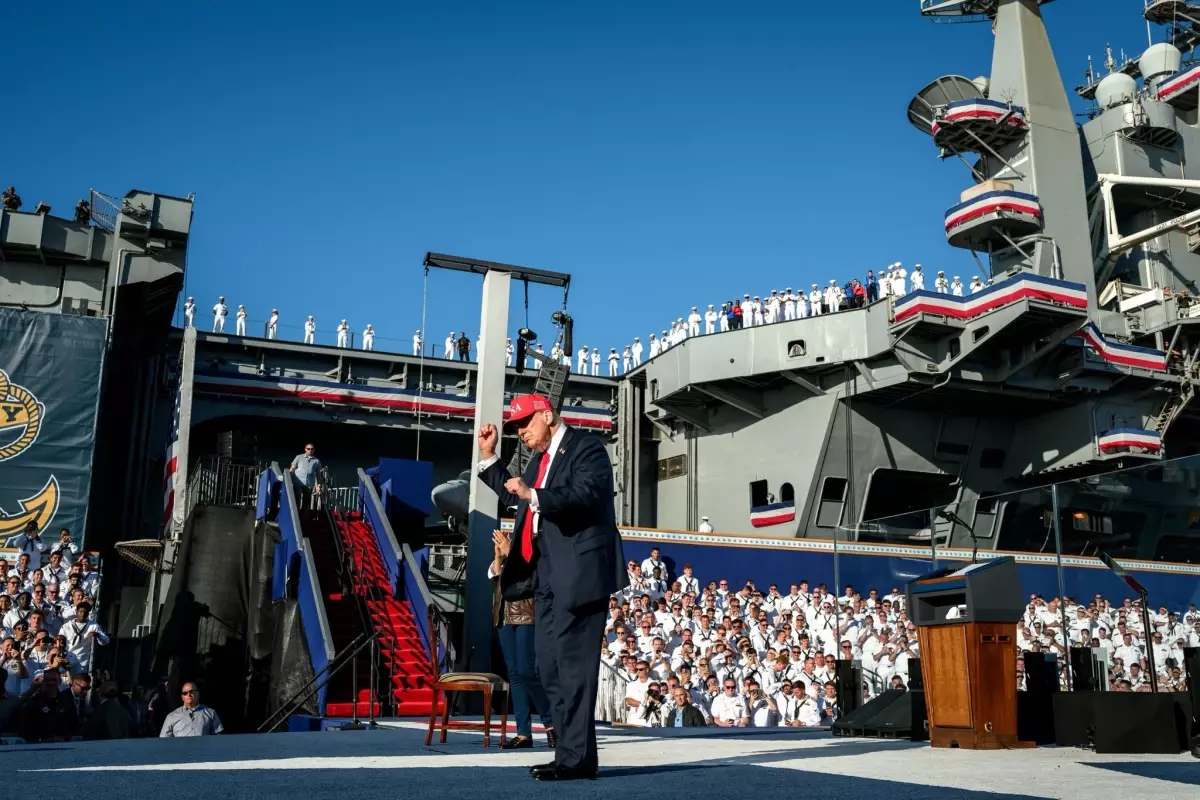 trump donanmanin 250 yil donumunu kutladi MQ69zh8d