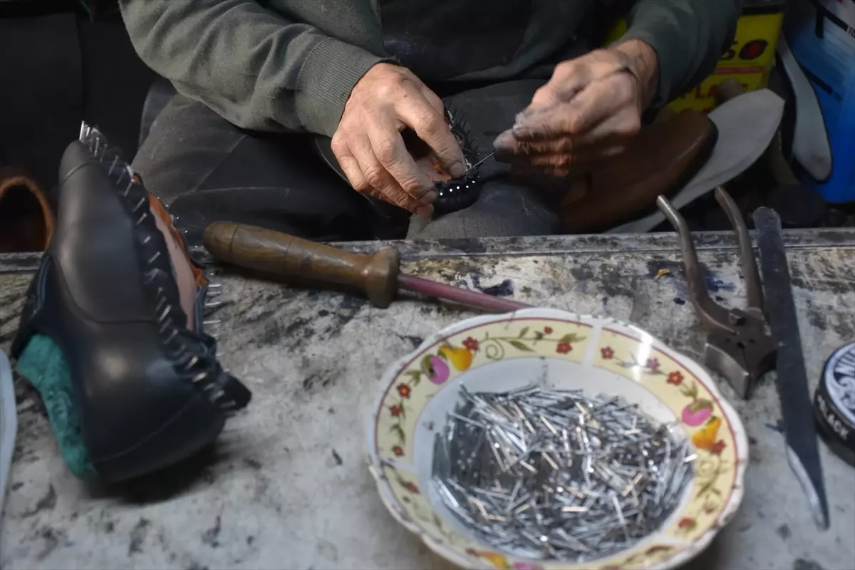 72 yasindaki usta 60 yil suren ayakkabi sanati S1c6Fq9a.jpg