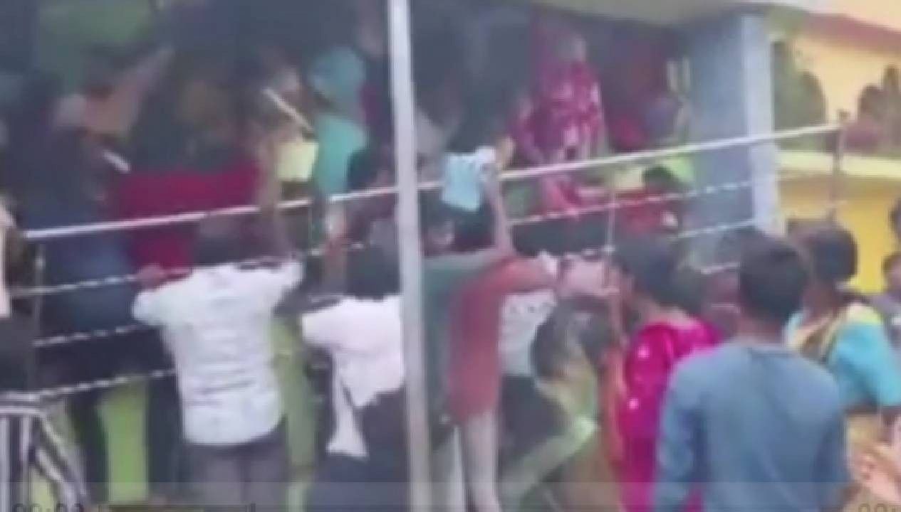 hindistanda tapindakta izdiham 12 kisi hayatini kaybetti m6IdyAjt.jpg