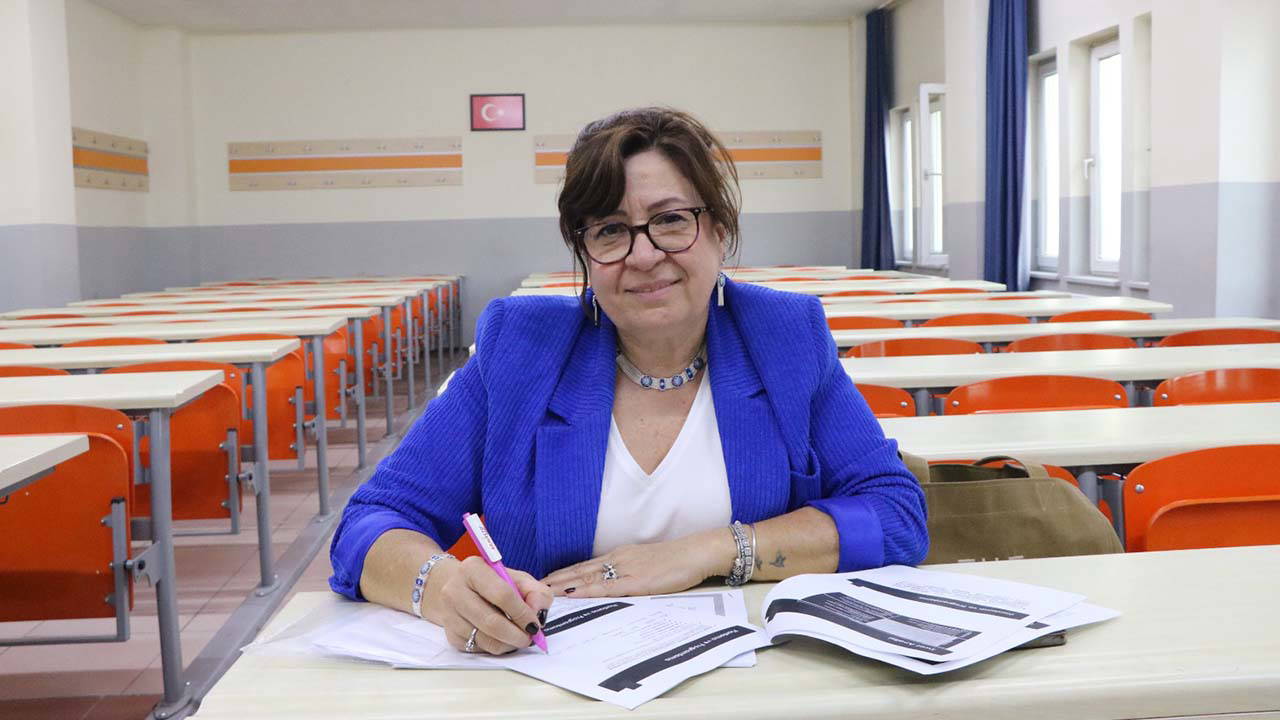 58 Yaşında Eğitime Dönüş Yapan Kadın, Başarı Hikayesini Yazıyor!