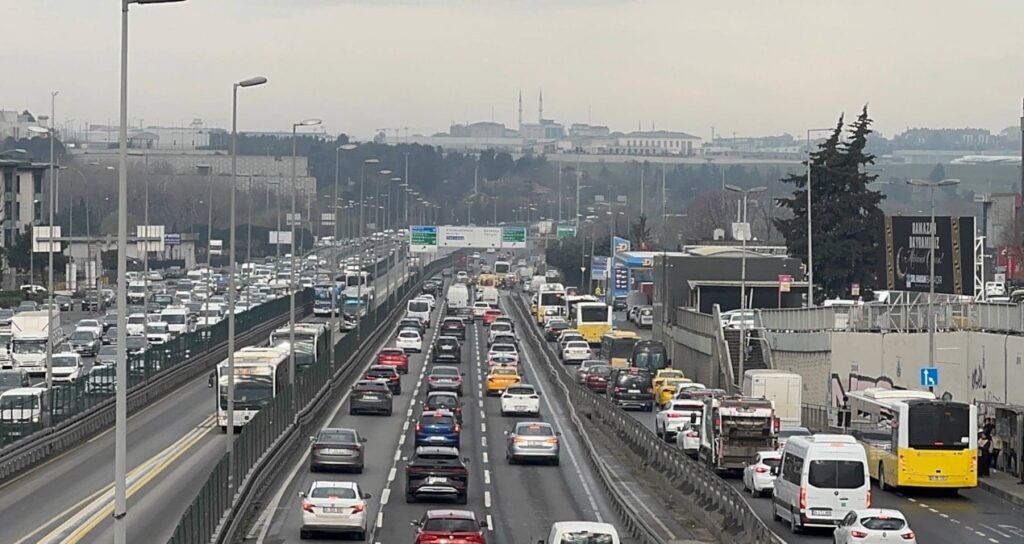 İstanbul Trafiği Felç Oldu! Yoğunluk Oranı Yüzde 81