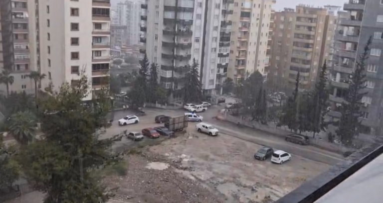 adanada-saganak-ve-dolu-hayati-felc-etti-F9Q21nru