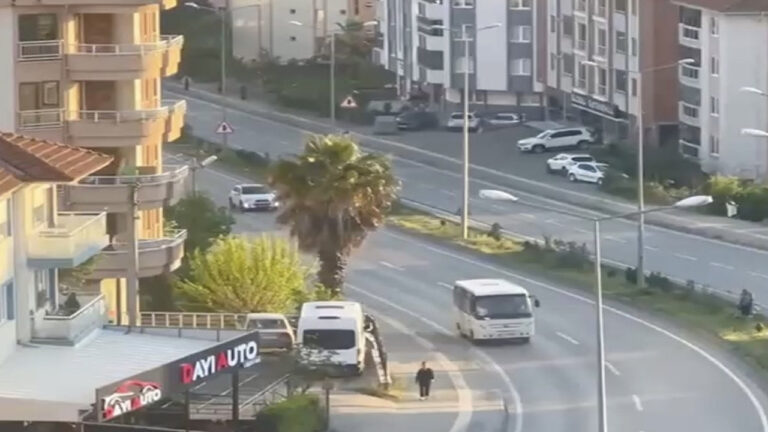trafikte-skandal-manevra-pahaliya-patladi-geri-geri-giden-surucuye-20-bin-tl-ceza-x7pBDhRS