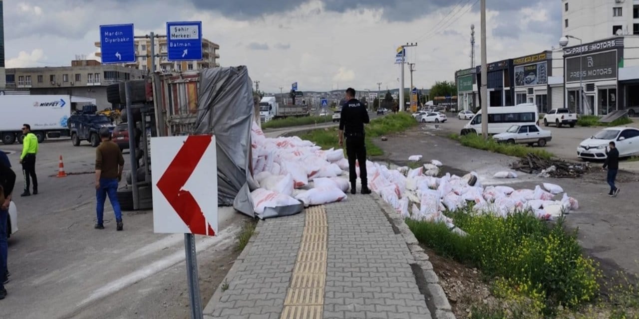 Un Yüklü TIR Kaza Yaptı: 4 Yaralı, Bir Yaya Çuvalların Altında Kaldı