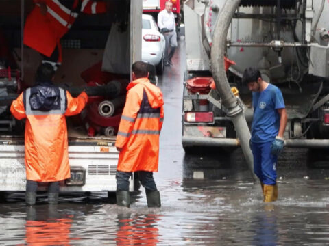 Alt gecit suyla doldu istanbulda suruculer yolda kaldi o guzergaha dikkat 8px9ROXk