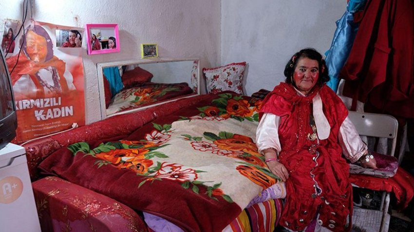 Yillarca kirmizi kiyafetleriyle taninmisti sultan ozcandan aci haber KXwJ3ItT